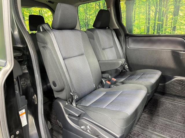 ヴォクシー ＺＳ　煌ＩＩ　禁煙車　両側電動ドア　ＳＤナビ　１２型後席モニター　バックカメラ　衝突被害軽減システム　スマートキー　ＬＥＤヘッド　ビルトインＥＴＣ　純正１７インチアルミ　車線逸脱警報　オートライト　デュアルエアコン（9枚目）