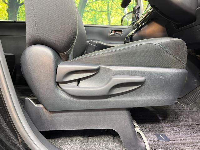 ヴォクシー ＺＳ　煌ＩＩ　禁煙車　両側電動ドア　ＳＤナビ　１２型後席モニター　バックカメラ　衝突被害軽減システム　スマートキー　ＬＥＤヘッド　ビルトインＥＴＣ　純正１７インチアルミ　車線逸脱警報　オートライト　デュアルエアコン（45枚目）
