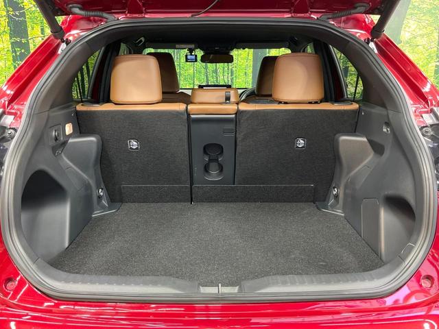 ヤリスクロス ハイブリッドＺ　アドベンチャー　禁煙車　純正８型ＤＡ　全周囲カメラ　衝突被害軽減システム　レーダークルーズ　ハンズフリー電動リアゲート　パワーシート　シートヒーター　ドラレコ　コーナーセンサー　ＬＥＤヘッド　ＥＴＣ　合皮シート（61枚目）