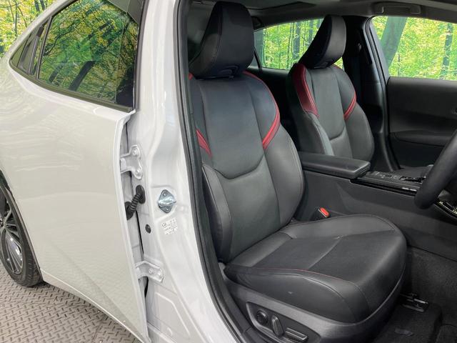 プリウス Ｚ　禁煙車　ガラスルーフ　純正１２型ディスプレイ　周囲カメラ　衝突被害軽減システム　レーダークルーズ　電動リアゲート　前席シートエアコン　パワーシート　ドラレコ　コーナーセンサー　ＬＥＤヘッド　ＥＴＣ（8枚目）