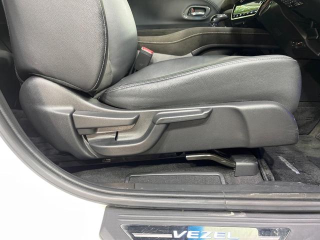 ヴェゼル ハイブリッドＲＳ・ホンダセンシング　禁煙車　純正ＳＤナビ　バックカメラ　衝突被害軽減システム　レーダークルーズ　シートヒーター　純正１８インチアルミ　車線逸脱警報　オートエアコン　Ｂｌｕｅｔｏｏｔｈ　ハーフレザーシート　ＤＶＤ再生（29枚目）