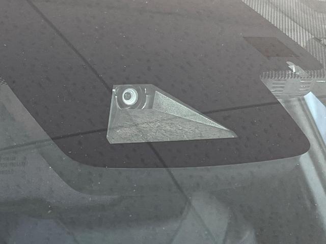 プリウス Ａツーリングセレクション　禁煙車　純正９型ナビ　バックカメラ　衝突被害軽減システム　レーダークルーズ　ＢＳＭ　ドラレコ　コーナーセンサー　シートヒーター　ＬＥＤヘッド　ＥＴＣ　純正１８インチアルミ　車線逸脱警報　オートライト（5枚目）