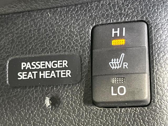 プリウス Ａツーリングセレクション　禁煙車　純正９型ナビ　バックカメラ　衝突被害軽減システム　レーダークルーズ　ＢＳＭ　ドラレコ　コーナーセンサー　シートヒーター　ＬＥＤヘッド　ＥＴＣ　純正１８インチアルミ　車線逸脱警報　オートライト（6枚目）