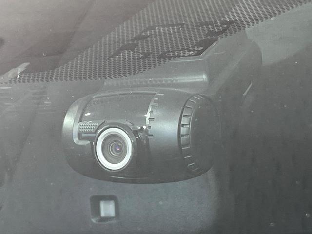 プリウス Ａツーリングセレクション　禁煙車　純正９型ナビ　バックカメラ　衝突被害軽減システム　レーダークルーズ　ＢＳＭ　ドラレコ　コーナーセンサー　シートヒーター　ＬＥＤヘッド　ＥＴＣ　純正１８インチアルミ　車線逸脱警報　オートライト（7枚目）