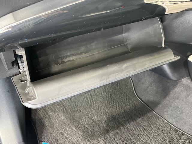 プリウス Ａツーリングセレクション　禁煙車　純正９型ナビ　バックカメラ　衝突被害軽減システム　レーダークルーズ　ＢＳＭ　ドラレコ　コーナーセンサー　シートヒーター　ＬＥＤヘッド　ＥＴＣ　純正１８インチアルミ　車線逸脱警報　オートライト（35枚目）