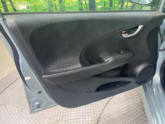 フィットハイブリッド ＲＳ　禁煙車　純正ナビ　バックカメラ　ＨＩＤヘッドライト　ビルトインＥＴＣ　クルコン　純正１６インチアルミホイール　オートエアコン　ＣＤ　ＤＶＤ再生　地デジ　パドルシフト　キーレスシステム　電動格納ミラー（21枚目）