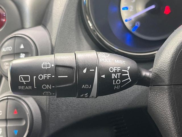 フィットハイブリッド ＲＳ　禁煙車　純正ナビ　バックカメラ　ＨＩＤヘッドライト　ビルトインＥＴＣ　クルコン　純正１６インチアルミホイール　オートエアコン　ＣＤ　ＤＶＤ再生　地デジ　パドルシフト　キーレスシステム　電動格納ミラー（35枚目）