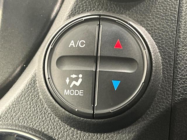 フィットハイブリッド ＲＳ　禁煙車　純正ナビ　バックカメラ　ＨＩＤヘッドライト　ビルトインＥＴＣ　クルコン　純正１６インチアルミホイール　オートエアコン　ＣＤ　ＤＶＤ再生　地デジ　パドルシフト　キーレスシステム　電動格納ミラー（42枚目）