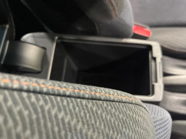 フィットハイブリッド ＲＳ　禁煙車　純正ナビ　バックカメラ　ＨＩＤヘッドライト　ビルトインＥＴＣ　クルコン　純正１６インチアルミホイール　オートエアコン　ＣＤ　ＤＶＤ再生　地デジ　パドルシフト　キーレスシステム　電動格納ミラー（46枚目）