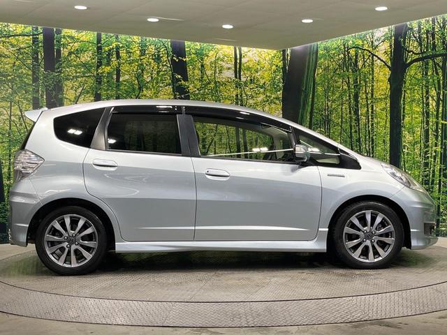 フィットハイブリッド ＲＳ　禁煙車　純正ナビ　バックカメラ　ＨＩＤヘッドライト　ビルトインＥＴＣ　クルコン　純正１６インチアルミホイール　オートエアコン　ＣＤ　ＤＶＤ再生　地デジ　パドルシフト　キーレスシステム　電動格納ミラー（65枚目）