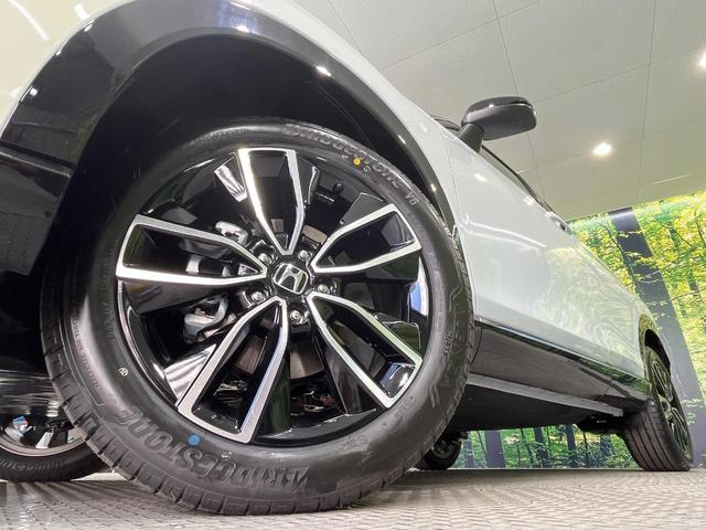ヴェゼル ｅ：ＨＥＶ　Ｚ・ＰＬａＹパッケージ　登録済未使用車　パノラマルーフ　純正９型ＤＡ　全周囲カメラ　ホンダセンシング　ＥＴＣ２．０　合皮コンビシート　シートヒーター　レーダークルーズ　電動リアゲート　純正１８インチアルミ　デュアルエアコン（13枚目）