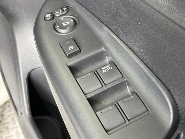 フィットハイブリッド F 禁煙車 純正8型SDナビ バックカメラ 衝突被害軽減システム レーダークルーズ ドラレコ スマートキー ビルトインETC 車線逸脱警報 オートエアコン Bluetooth CD DVD フルセグTV(22枚目)