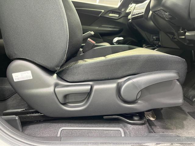 フィットハイブリッド F 禁煙車 純正8型SDナビ バックカメラ 衝突被害軽減システム レーダークルーズ ドラレコ スマートキー ビルトインETC 車線逸脱警報 オートエアコン Bluetooth CD DVD フルセグTV(23枚目)