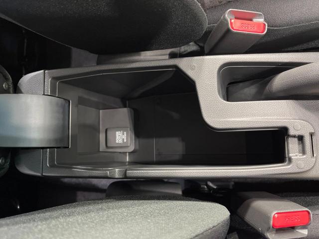 フィットハイブリッド F 禁煙車 純正8型SDナビ バックカメラ 衝突被害軽減システム レーダークルーズ ドラレコ スマートキー ビルトインETC 車線逸脱警報 オートエアコン Bluetooth CD DVD フルセグTV(45枚目)