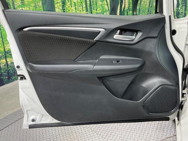 フィットハイブリッド F 禁煙車 純正8型SDナビ バックカメラ 衝突被害軽減システム レーダークルーズ ドラレコ スマートキー ビルトインETC 車線逸脱警報 オートエアコン Bluetooth CD DVD フルセグTV(55枚目)