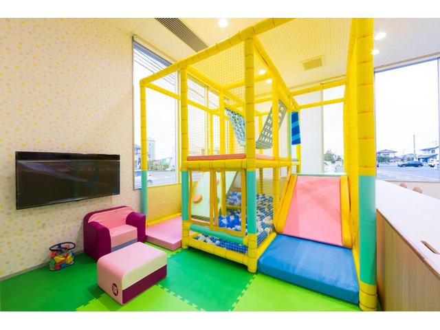 大きなキッズスペースも完備！小さなお子様連れでも、ゆっくりとお車探しをお楽しみいただけます。
