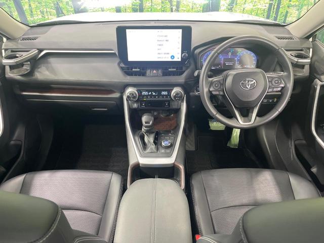 ＲＡＶ４ Ｇ　Ｚパッケージ　禁煙車　パノラマルーフ　純正１０型ＤＡ　全周囲カメラ　衝突被害軽減システム　レーダークルーズ　ＢＳＭ　合皮シート　電動リアゲート　前席シートエアコン　パワーシート　ドラレコ　コーナーセンサー（2枚目）