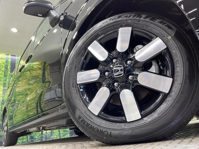 フリード ｅ：ＨＥＶエアー　ＥＸ　登録済未使用車　純正９型ナビ　両側電動ドア　バックカメラ　衝突被害軽減システム　レーダークルーズ　コーナーセンサー　シートヒーター　ＬＥＤヘッドライト　純正１５インチアルミ　Ａｐｐｌｅｃａｒｐｌａｙ（14枚目）