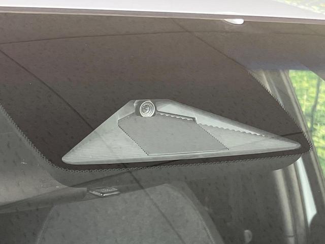 フィット ｅ：ＨＥＶホーム　禁煙車　純正９型ＳＤナビ　バックカメラ　衝突被害軽減システム　レーダークルーズ　ドラレコ　コーナーセンサー　スマートキー　ＬＥＤヘッド　ビルトインＥＴＣ　車線逸脱警報　オートライト　オートエアコン（3枚目）