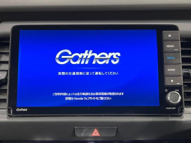 フィット ｅ：ＨＥＶホーム　禁煙車　純正９型ＳＤナビ　バックカメラ　衝突被害軽減システム　レーダークルーズ　ドラレコ　コーナーセンサー　スマートキー　ＬＥＤヘッド　ビルトインＥＴＣ　車線逸脱警報　オートライト　オートエアコン（4枚目）