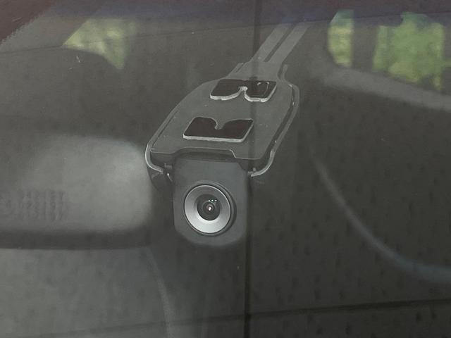 フィット ｅ：ＨＥＶホーム　禁煙車　純正９型ＳＤナビ　バックカメラ　衝突被害軽減システム　レーダークルーズ　ドラレコ　コーナーセンサー　スマートキー　ＬＥＤヘッド　ビルトインＥＴＣ　車線逸脱警報　オートライト　オートエアコン（6枚目）