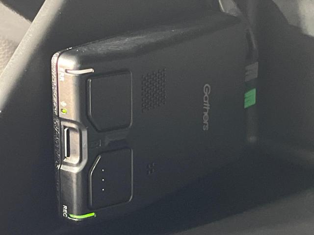 フィット ｅ：ＨＥＶホーム　禁煙車　純正９型ＳＤナビ　バックカメラ　衝突被害軽減システム　レーダークルーズ　ドラレコ　コーナーセンサー　スマートキー　ＬＥＤヘッド　ビルトインＥＴＣ　車線逸脱警報　オートライト　オートエアコン（7枚目）