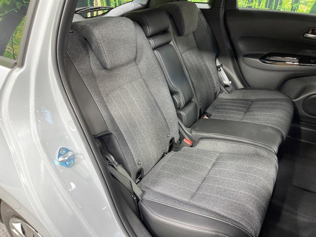 フィット ｅ：ＨＥＶホーム　禁煙車　純正９型ＳＤナビ　バックカメラ　衝突被害軽減システム　レーダークルーズ　ドラレコ　コーナーセンサー　スマートキー　ＬＥＤヘッド　ビルトインＥＴＣ　車線逸脱警報　オートライト　オートエアコン（9枚目）