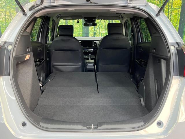 フィット ｅ：ＨＥＶホーム　禁煙車　純正９型ＳＤナビ　バックカメラ　衝突被害軽減システム　レーダークルーズ　ドラレコ　コーナーセンサー　スマートキー　ＬＥＤヘッド　ビルトインＥＴＣ　車線逸脱警報　オートライト　オートエアコン（10枚目）