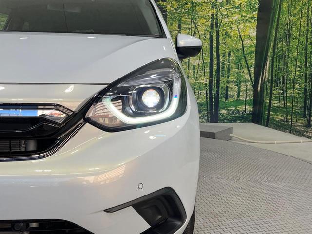 フィット ｅ：ＨＥＶホーム　禁煙車　純正９型ＳＤナビ　バックカメラ　衝突被害軽減システム　レーダークルーズ　ドラレコ　コーナーセンサー　スマートキー　ＬＥＤヘッド　ビルトインＥＴＣ　車線逸脱警報　オートライト　オートエアコン（12枚目）