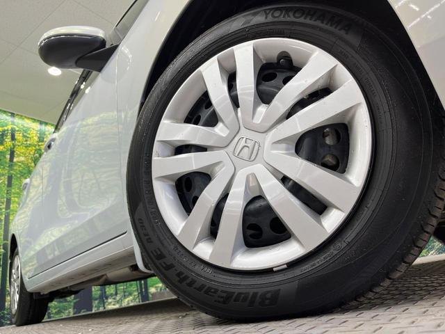 フィット ｅ：ＨＥＶホーム　禁煙車　純正９型ＳＤナビ　バックカメラ　衝突被害軽減システム　レーダークルーズ　ドラレコ　コーナーセンサー　スマートキー　ＬＥＤヘッド　ビルトインＥＴＣ　車線逸脱警報　オートライト　オートエアコン（13枚目）