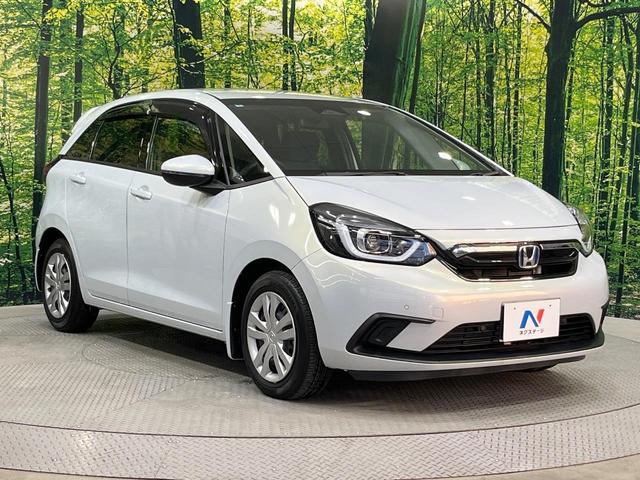 フィット ｅ：ＨＥＶホーム　禁煙車　純正９型ＳＤナビ　バックカメラ　衝突被害軽減システム　レーダークルーズ　ドラレコ　コーナーセンサー　スマートキー　ＬＥＤヘッド　ビルトインＥＴＣ　車線逸脱警報　オートライト　オートエアコン（16枚目）