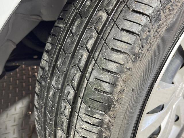 フィット ｅ：ＨＥＶホーム　禁煙車　純正９型ＳＤナビ　バックカメラ　衝突被害軽減システム　レーダークルーズ　ドラレコ　コーナーセンサー　スマートキー　ＬＥＤヘッド　ビルトインＥＴＣ　車線逸脱警報　オートライト　オートエアコン（26枚目）