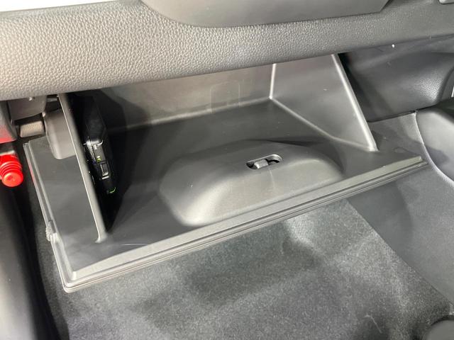 フィット ｅ：ＨＥＶホーム　禁煙車　純正９型ＳＤナビ　バックカメラ　衝突被害軽減システム　レーダークルーズ　ドラレコ　コーナーセンサー　スマートキー　ＬＥＤヘッド　ビルトインＥＴＣ　車線逸脱警報　オートライト　オートエアコン（32枚目）