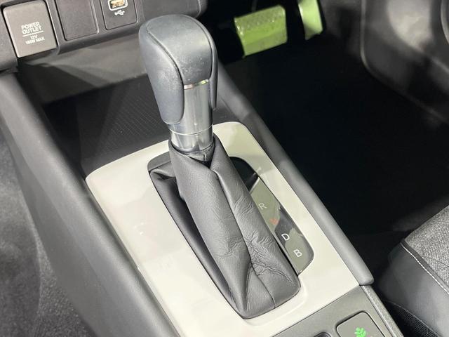 フィット ｅ：ＨＥＶホーム　禁煙車　純正９型ＳＤナビ　バックカメラ　衝突被害軽減システム　レーダークルーズ　ドラレコ　コーナーセンサー　スマートキー　ＬＥＤヘッド　ビルトインＥＴＣ　車線逸脱警報　オートライト　オートエアコン（33枚目）