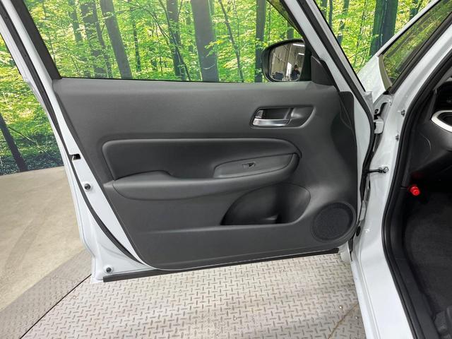 フィット ｅ：ＨＥＶホーム　禁煙車　純正９型ＳＤナビ　バックカメラ　衝突被害軽減システム　レーダークルーズ　ドラレコ　コーナーセンサー　スマートキー　ＬＥＤヘッド　ビルトインＥＴＣ　車線逸脱警報　オートライト　オートエアコン（37枚目）