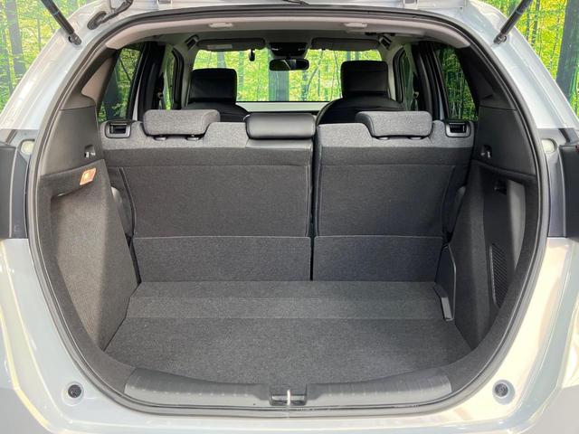 フィット ｅ：ＨＥＶホーム　禁煙車　純正９型ＳＤナビ　バックカメラ　衝突被害軽減システム　レーダークルーズ　ドラレコ　コーナーセンサー　スマートキー　ＬＥＤヘッド　ビルトインＥＴＣ　車線逸脱警報　オートライト　オートエアコン（42枚目）