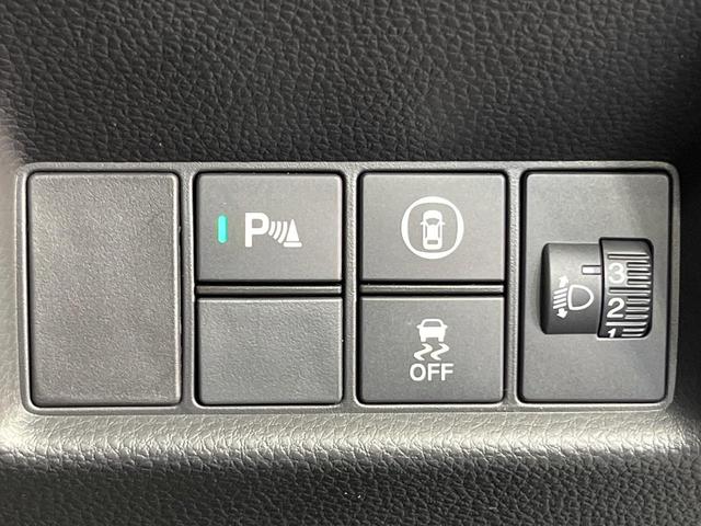 フィット ｅ：ＨＥＶホーム　禁煙車　純正９型ＳＤナビ　バックカメラ　衝突被害軽減システム　レーダークルーズ　ドラレコ　コーナーセンサー　スマートキー　ＬＥＤヘッド　ビルトインＥＴＣ　車線逸脱警報　オートライト　オートエアコン（50枚目）