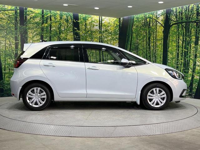 フィット ｅ：ＨＥＶホーム　禁煙車　純正９型ＳＤナビ　バックカメラ　衝突被害軽減システム　レーダークルーズ　ドラレコ　コーナーセンサー　スマートキー　ＬＥＤヘッド　ビルトインＥＴＣ　車線逸脱警報　オートライト　オートエアコン（61枚目）