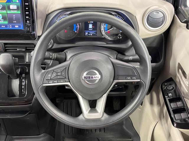 �C���e���A�ɍ��킹���f�U�C���̃X�e�A�����O�́A�^�]�������̂��Ƃ��l���A�^�]���₷���`��A�傫���ł��B�����x�A���ۂɐG���Ă��m���߂��������B