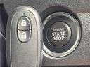 【キーレススタートシステム】カバンやポケットに入れたままでもドアの施錠・解錠が可能なスマートキーを装備。エンジンのオン・オフ時もカギを取り出す必要が無いからとっても便利です♪