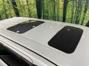 【サンルーフ】開放感たっぷりの希少装備、サンルーフが装着されています!車内に明かりを取り入れたり景色を楽しむ以外にも、車内の空気も簡単に換気できて快適です!
