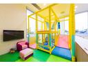 大きなキッズスペースも完備！小さなお子様連れでも、ゆっくりとお車探しをお楽しみいただけます。