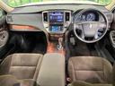 クラウンハイブリッド ロイヤルサルーン 8型メーカーナビ バックカメラ 禁煙車 スマートキー HIDヘッド ビルトインETC クルコン 純正16インチアルミ オートライト デュアルエアコン Bluetooth CD フルセグ LEDフォグ 中古車画像_2