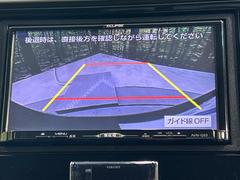 【バックカメラ】駐車時に後方がリアルタイム映像で確認できます。大型商業施設や立体駐車場での駐車時や、夜間のバック時に大活躍！運転スキルに関わらず、今や必須となった装備のひとつです！ 4