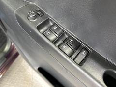 【電動格納ミラー】サイドミラーは電動格納式となっており、狭い駐車場でもキズがつくリスクを抑えられます。 7