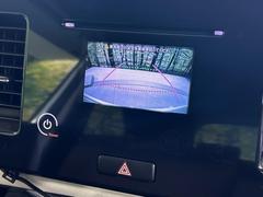 【バックカメラ】駐車時に後方がリアルタイム映像で確認できます。大型商業施設や立体駐車場での駐車時や、夜間のバック時に大活躍！運転スキルに関わらず、今や必須となった装備のひとつです！ 5