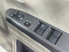 【電動格納ミラー】サイドミラーは電動格納式となっており、狭い駐車場でもキズがつくリスクを抑えられます。 4