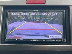 【バックカメラ】駐車時に後方がリアルタイム映像で確認できます。大型商業施設や立体駐車場での駐車時や、夜間のバック時に大活躍！運転スキルに関わらず、今や必須となった装備のひとつです！ 4