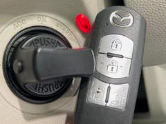【アドバンストキー】カバンやポケットに入れたままでもドアの施錠・解錠が可能なスマートキーを装備。エンジンのオン・オフ時もカギを取り出す必要が無いからとっても便利です♪ 7