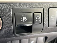 【電動パーキングブレーキ】パーキングブレーキは便利な電動式！ボタン一つで操作でき、アクセルを踏めば自動で解除されます♪レバーやペダルが無いので運転席廻りもすっきりしますね♪ 7